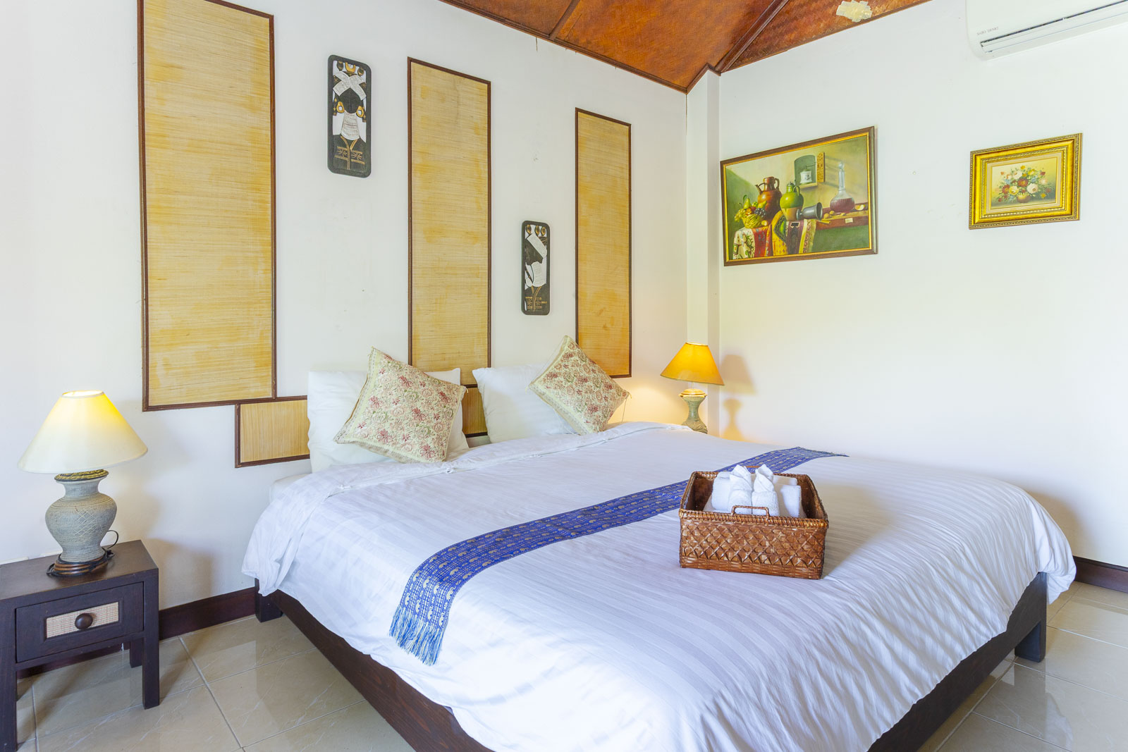 Kingsize bedroom with Thai textiles