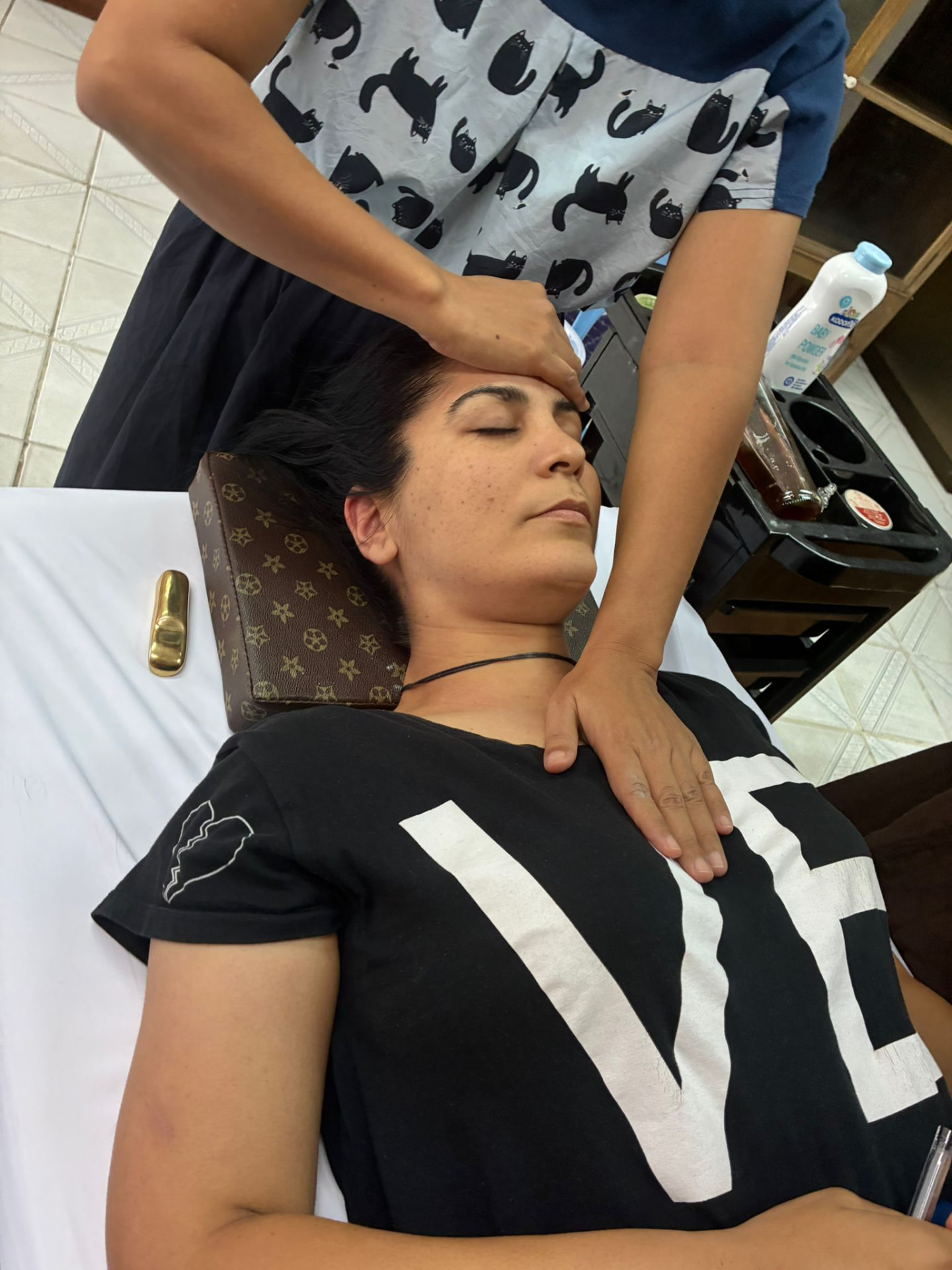 Hands-on Chantra face massage in the treatment room